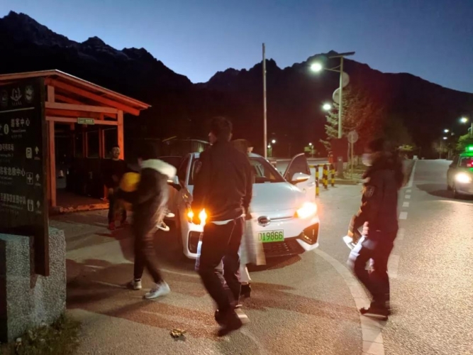 雪山民警热情服务，为游客和从业驾驶人排忧解难