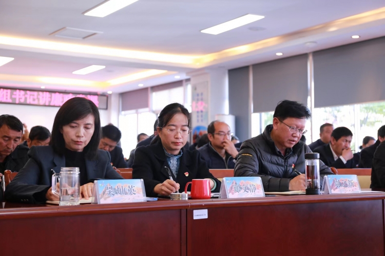 玉龙雪山全体干部职工：以案为鉴  廉洁从业 (3).jpg