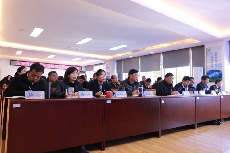 玉龙雪山全体干部职工：以案为鉴  廉洁从业 (4).jpg