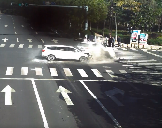 车损人伤！玉龙县两客车在交叉路口相撞致交通事故