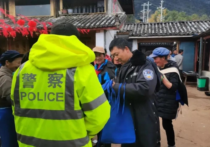 古城警方入户开展交通安全宣传