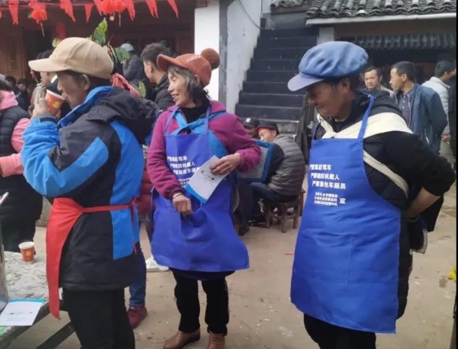 古城警方入户开展交通安全宣传