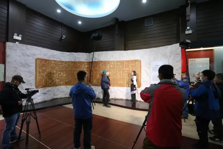 云南卫视《丝路云裳——穿在身上的艺术》 在丽江取景拍摄