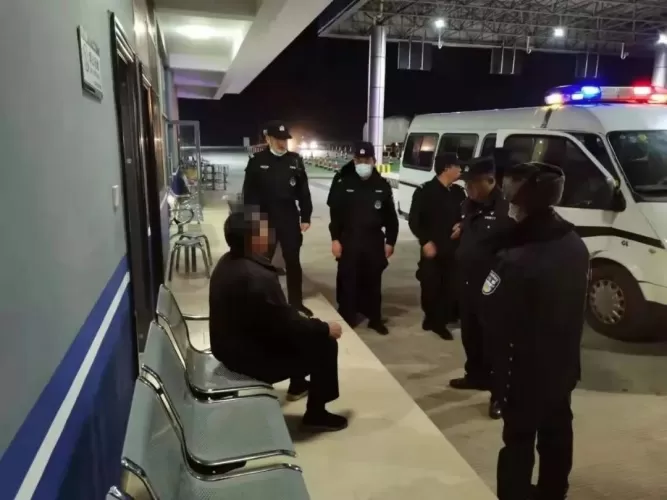 老人误入高速，民警暖心救助