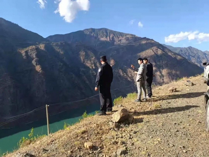 永胜县松坪派松坪派出所开展长江流域禁捕巡查工作