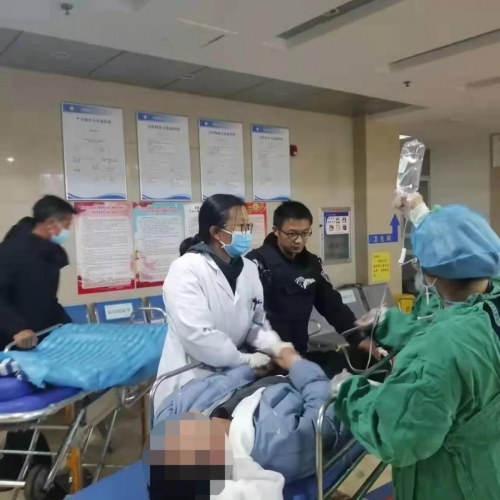 男子醉卧街头 民警冬夜送医救治