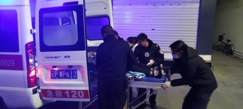 男子醉卧街头 民警冬夜送医救治