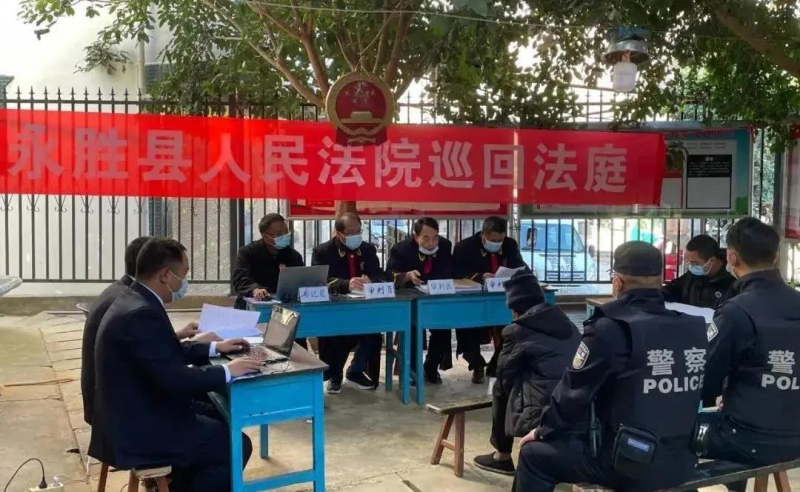 永胜县人民法院翻山越岭不忘初心，公开审理谭某某犯放火罪一案