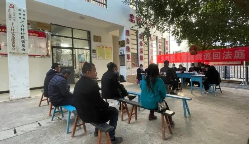 永胜县人民法院翻山越岭不忘初心，公开审理谭某某犯放火罪一案