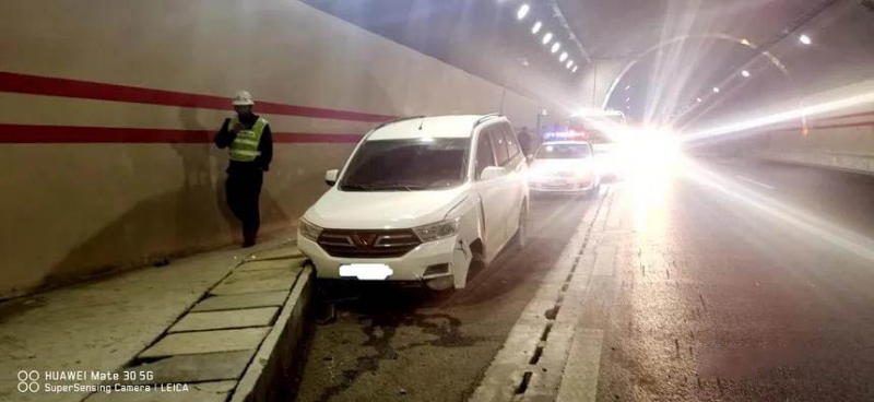 车速过快导致过隧道时连续撞击三次，车辆强制“刹停” 交警提醒：谨慎驾驶！