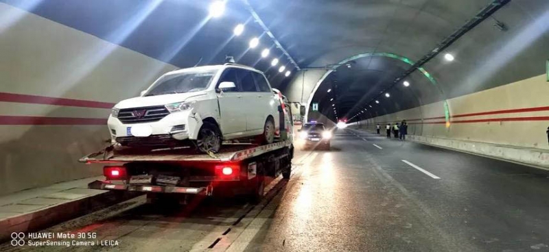 车速过快导致过隧道时连续撞击三次，车辆强制“刹停” 交警提醒：谨慎驾驶！