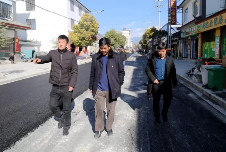 玉龙县政协主席和春明到巨甸镇检查指导森林防火及城镇建设工作