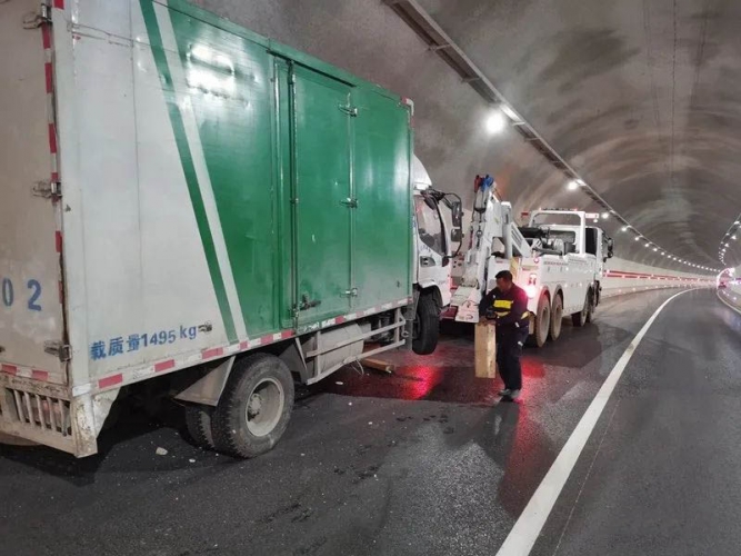 货车高速上爆胎，交警快速救援