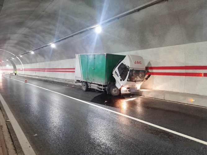 货车高速上爆胎，交警快速救援