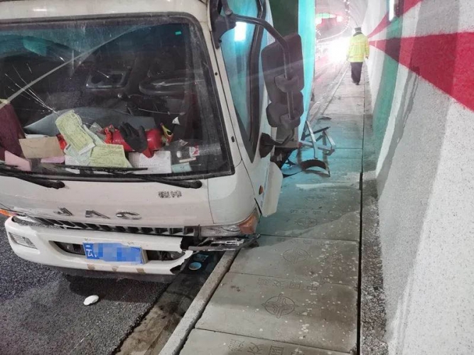 货车高速上爆胎，交警快速救援