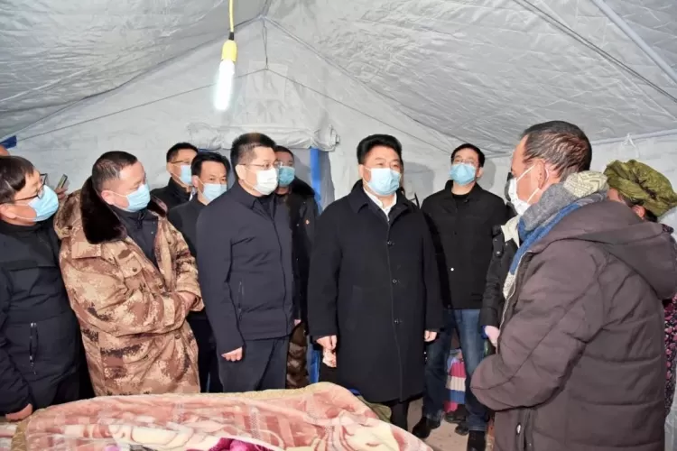 和良辉在宁蒗看望慰问“1·02”地震受灾群众和指导抗震救灾生产生活恢复工作