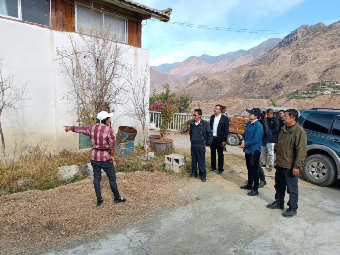 和秋珍到玉龙县奉科、宝山查看灾情，指导抗震救灾工作