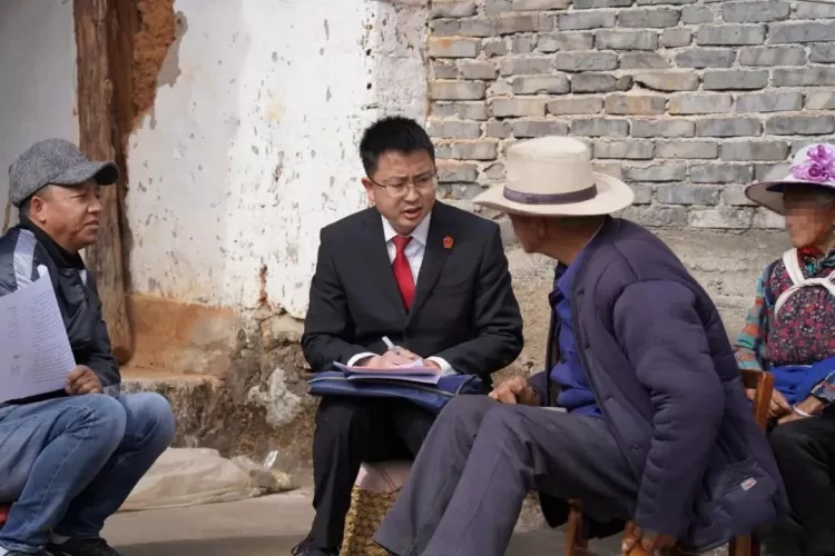 丽江市中级人民法院法官上门调解“唤”亲情，解决老人赡养问题