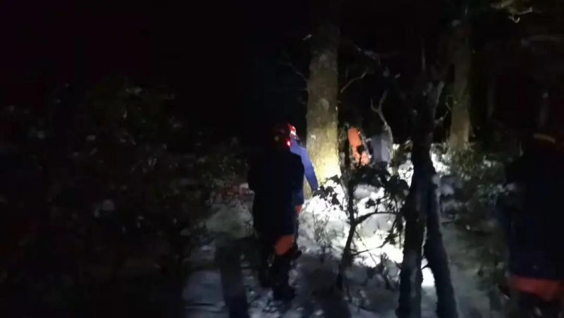 玉龙县消防救援大队凌晨紧急救援雪山走失被困游客