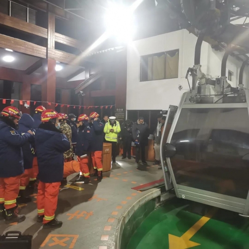 玉龙县消防救援大队凌晨紧急救援雪山走失被困游客