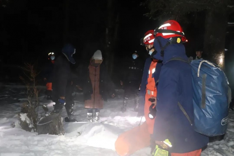 玉龙县消防救援大队凌晨紧急救援雪山走失被困游客