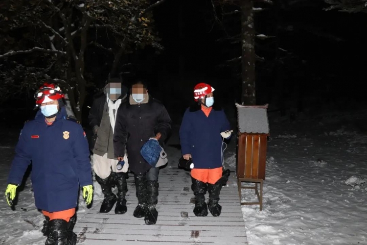 玉龙县消防救援大队凌晨紧急救援雪山走失被困游客