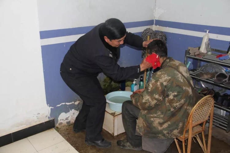 男子流落辖区，民警亲切照顾并送其回家