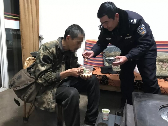 男子流落辖区，民警亲切照顾并送其回家