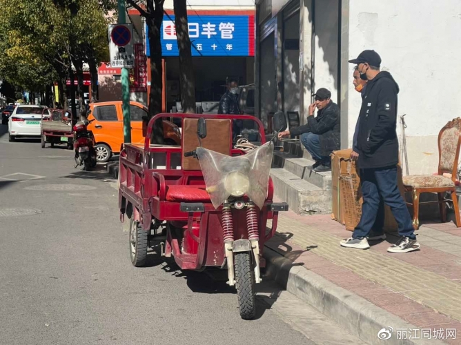 丽江市区最集中的旧货一条街，堵车、占道经营等不文明行...... (1).jpg