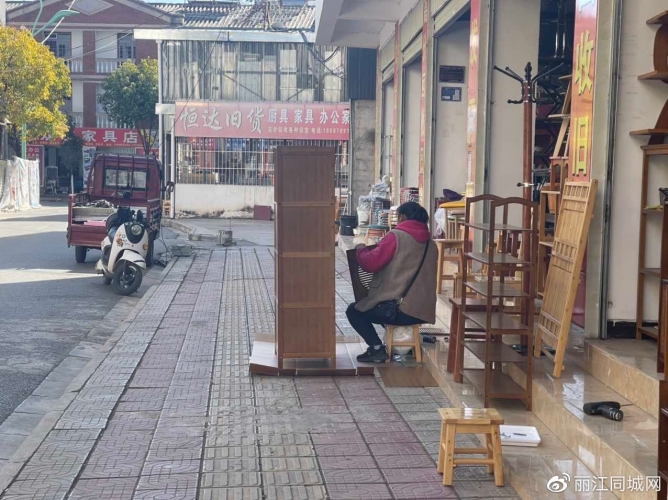 丽江市区最集中的旧货一条街，堵车、占道经营等不文明行...... (2).jpg