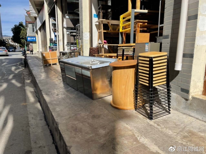 丽江市区最集中的旧货一条街，堵车、占道经营等不文明行...... (3).jpg