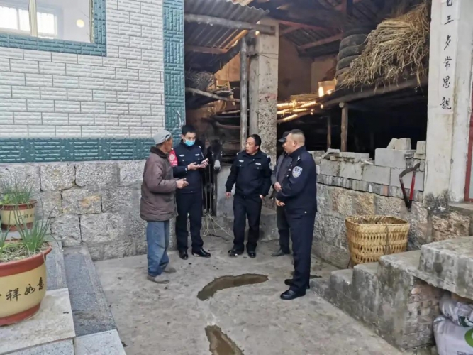 拾驴不昧 永胜民警助力寻找失主