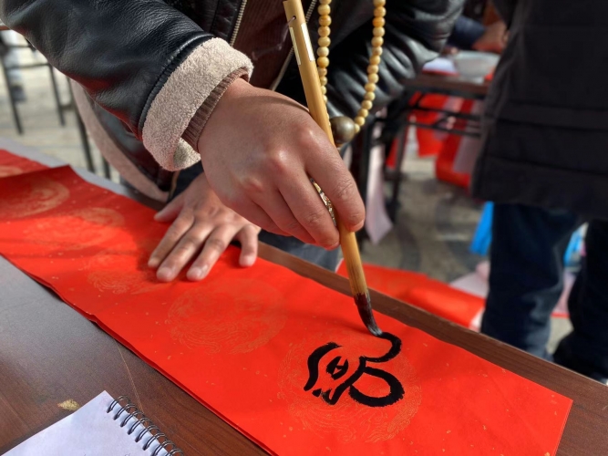 丽江古城：迎春送福写春联，翰墨飘香添年味！ (2).jpg