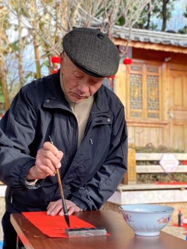 丽江古城：迎春送福写春联，翰墨飘香添年味！ (5).jpg