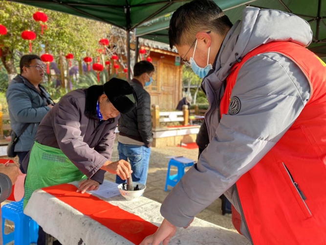 丽江古城：迎春送福写春联，翰墨飘香添年味！ (4).jpg