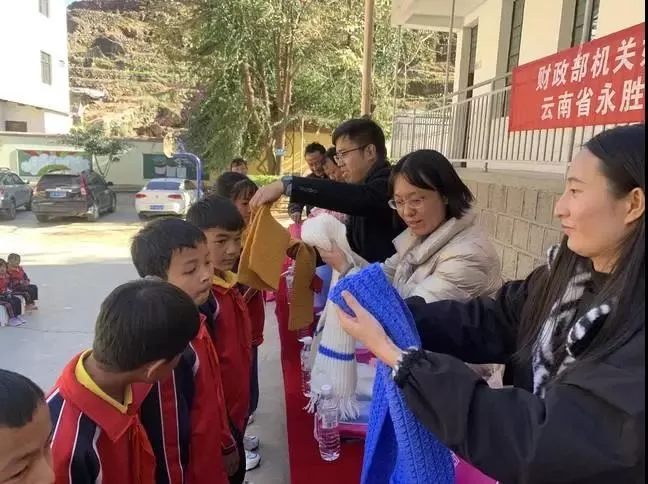 永胜县举行“恒爱行动”爱心衣物捐赠仪式