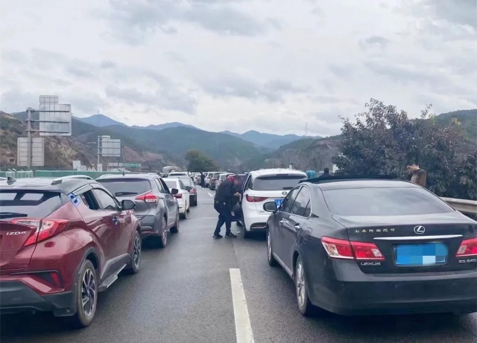 春节返程期，丽江各个收费站迎来返程客流高峰