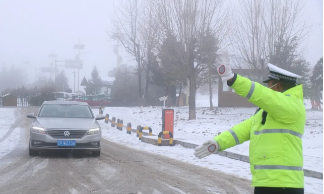 雪山交警大队雪山交警风雪中坚守，为人民安全保驾护航