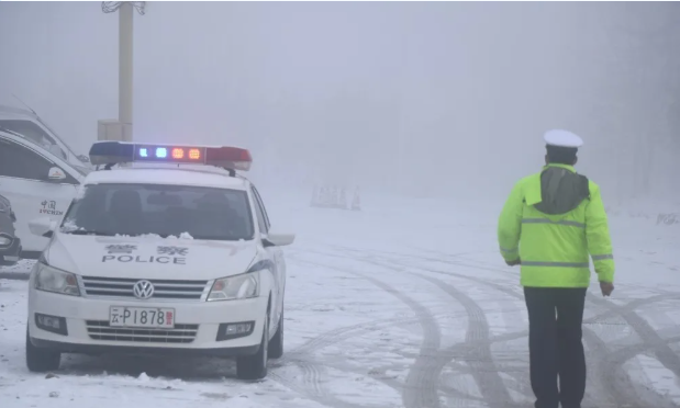 雪山交警大队雪山交警风雪中坚守，为人民安全保驾护航