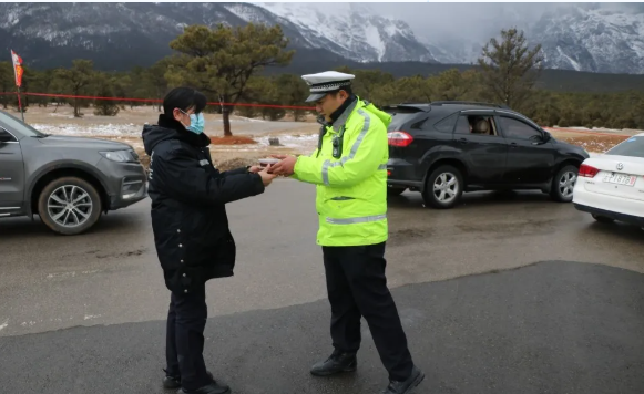 雪山交警大队雪山交警风雪中坚守，为人民安全保驾护航