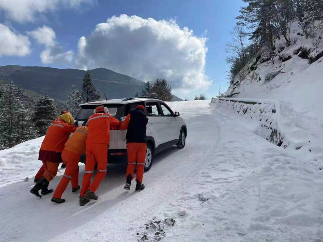 春节假日，玉龙雪山景区共接待游客5.36万人