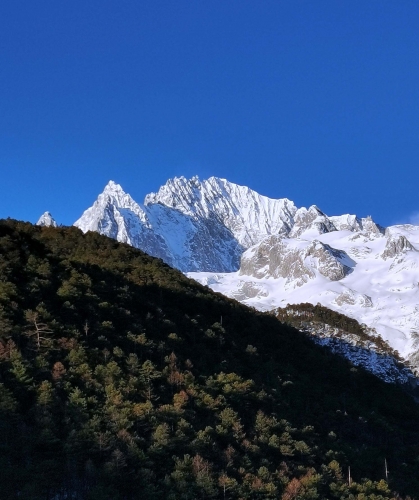 春节假日，玉龙雪山景区共接待游客5.36万人