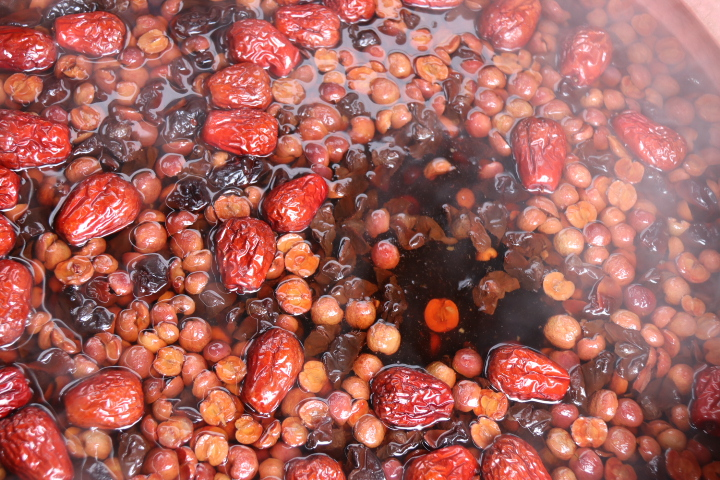 制花灯、品美食、游古城  元宵节丽江古城活动多多……