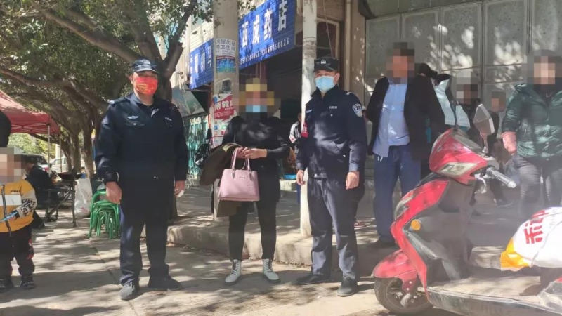 女子遗失提包 警民联手完璧归赵  “2000多元现金和手机，还有多种票据、证件和银行卡……一样不落。一旦没  ...