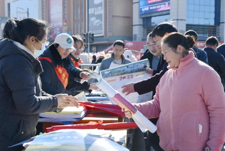 玉龙县多部门联合开展湿地保护宣传活动