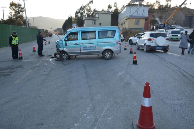 营运面包车超员，终害人害己