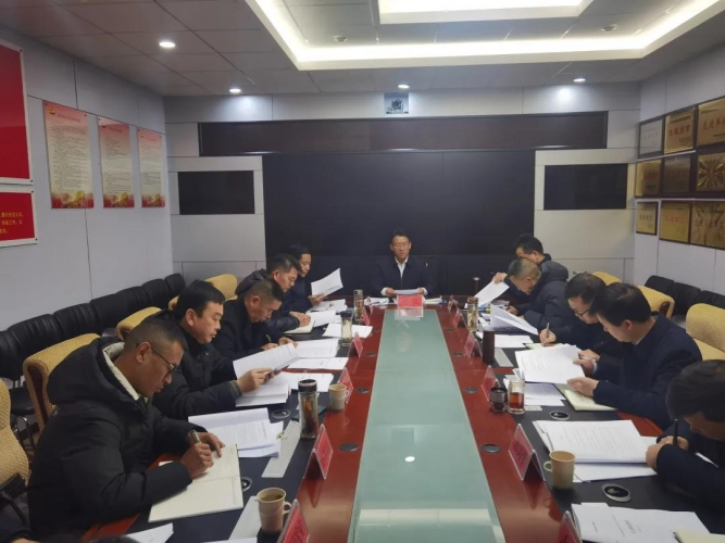 丽江市委政法委（市法学会）理论学习中心组进行集中学习