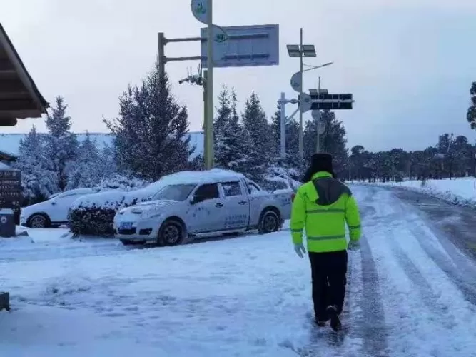 玉龙雪山景区路段积雪严重，不具备通行条件  请广大市民群众另行选择出行时间