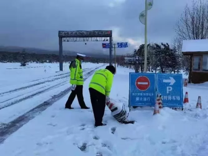 玉龙雪山景区路段积雪严重，不具备通行条件  请广大市民群众另行选择出行时间