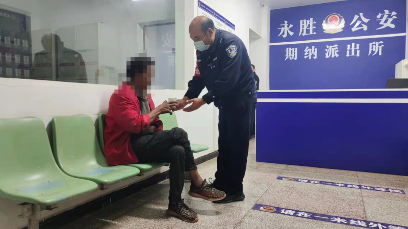 男子路边突发疾病 永胜县期纳派出所民警及时救助